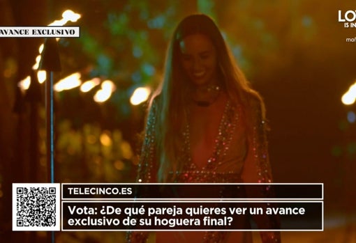 Claudia llega sonriente a la hoguera final