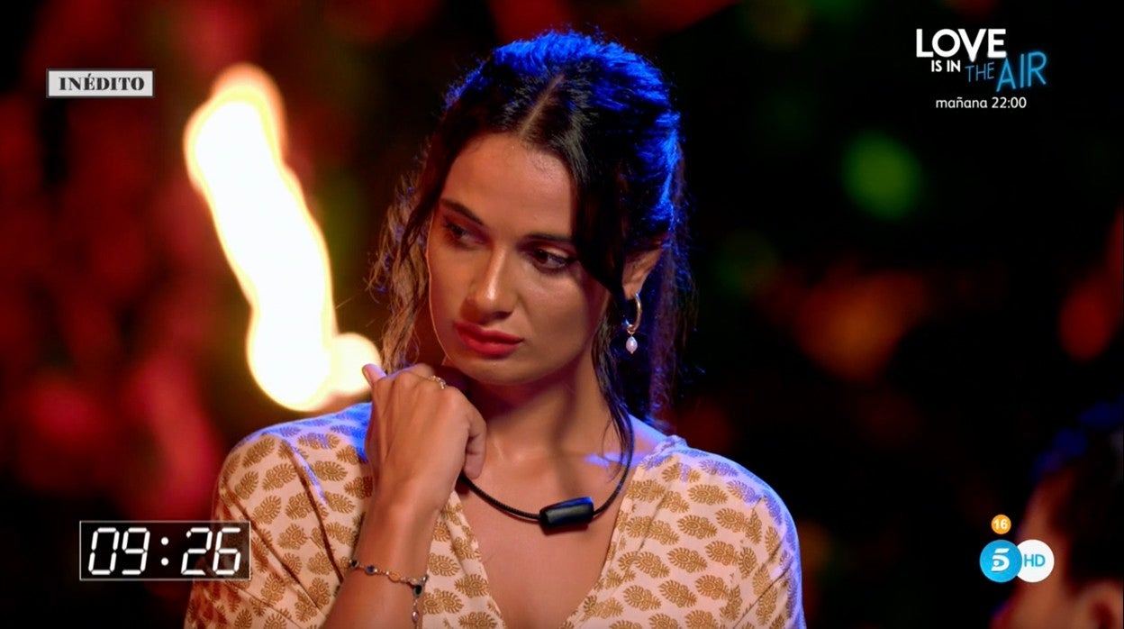 Lara está sorprendida por la actitud de su novio Hugo