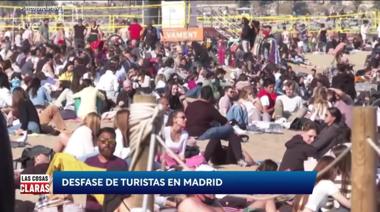 Imagen de la playa de Barcelona con el rótulo «Desfase de turistas en Madrid»