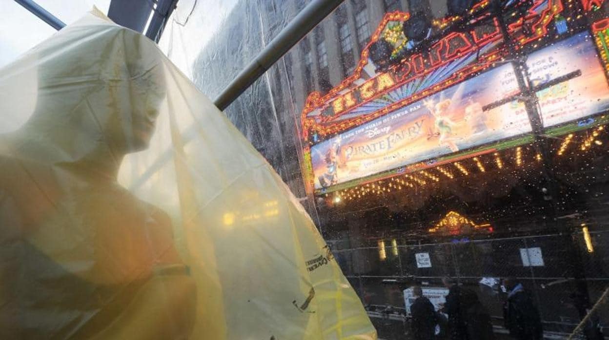 Una réplica del Oscar se protege de la lluvia, en los días previos a una gala de hace varios años