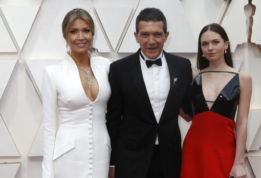 Antonio Banderas, Nicole Kimpel y Stella Banderas en la alfombra roja de los Oscars 2020