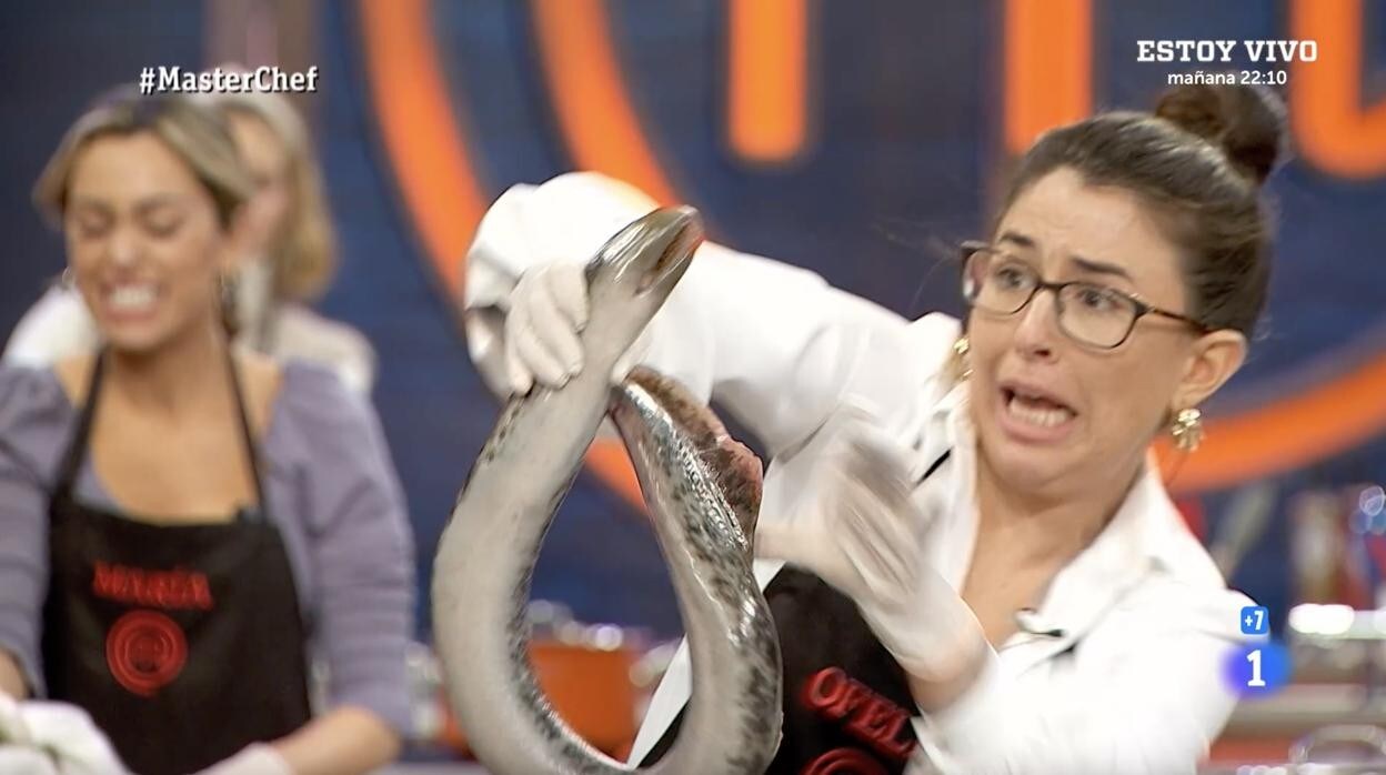 Ofelia, la concursante gallega, lidiando con una escurridiza paisana: la lamprea