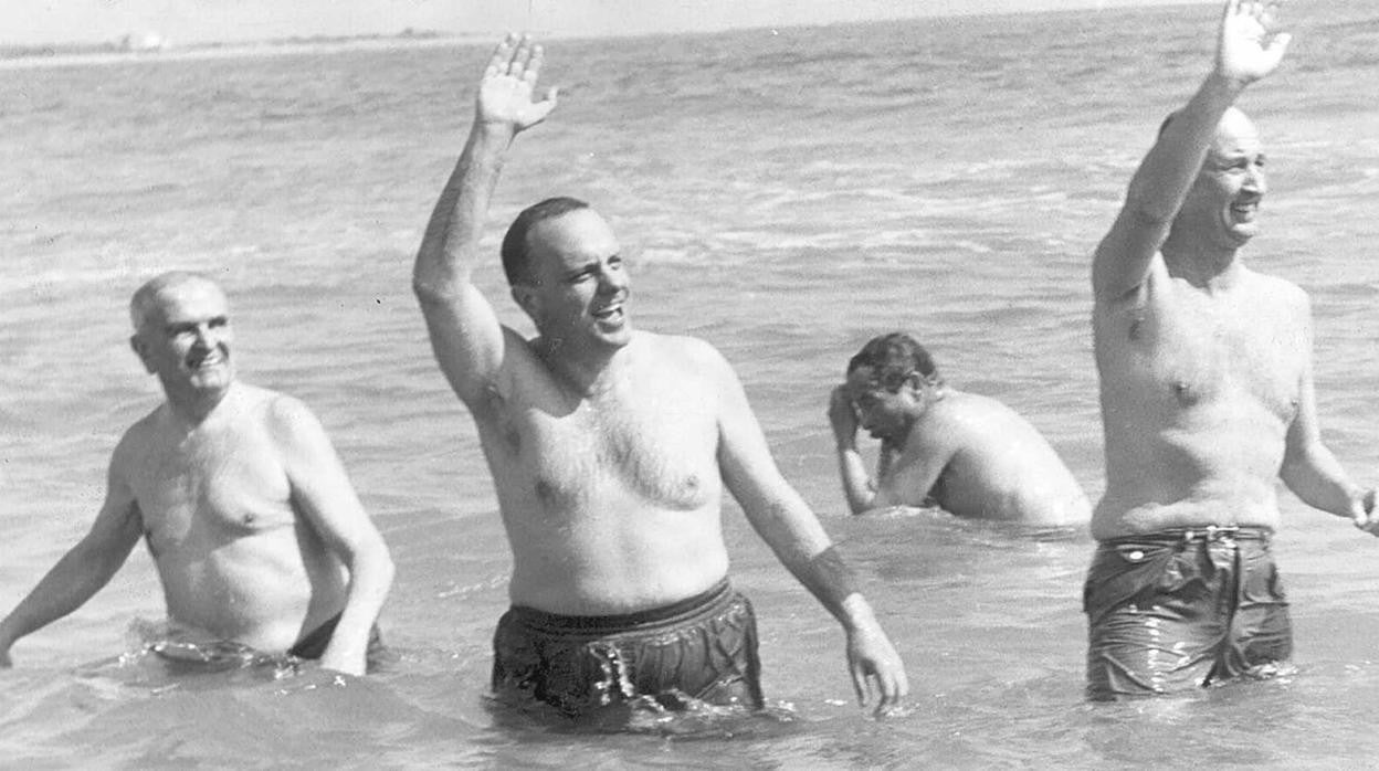 Histórica fotografía de Manuel Fraga y el embajador norteamericano, Biddle Duke, tomando un baño en la playa cercana al pueblo