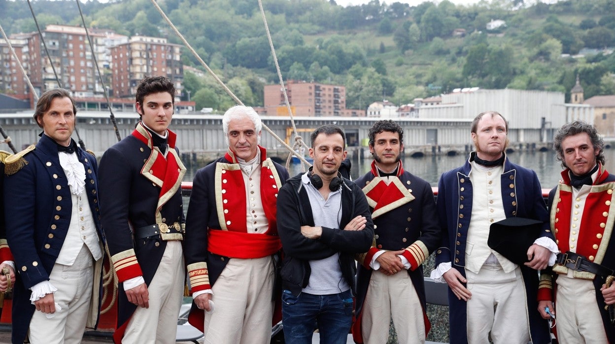 Alejandro Amenábar posa con varios de los actores de su serie 'La Fortuna'