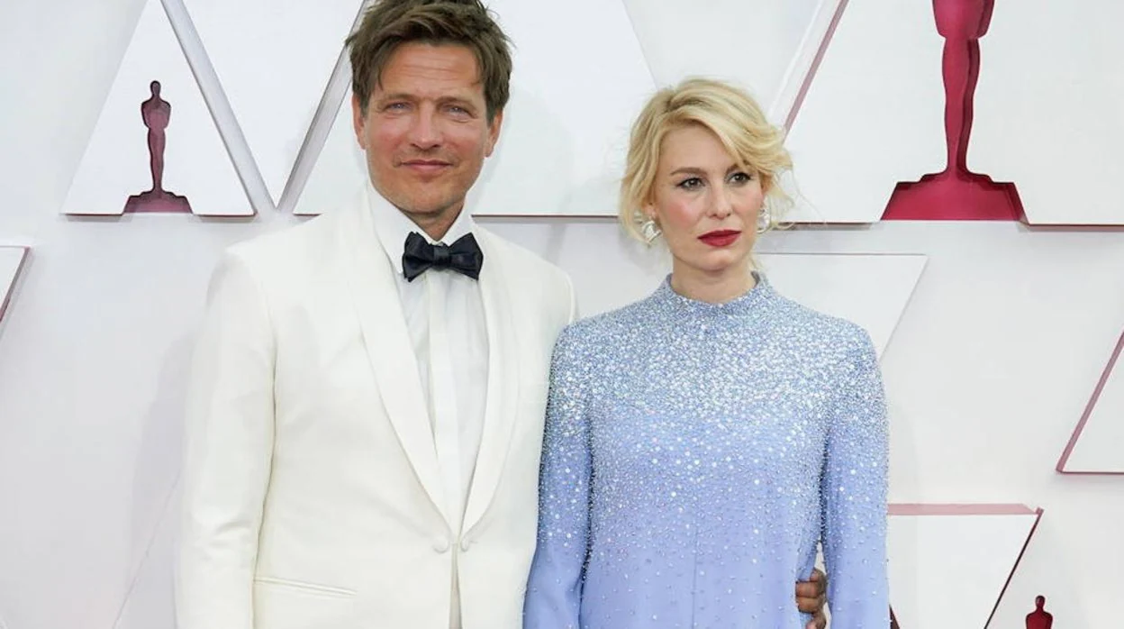 Thomas Vinterberg y su mujer en los Premios Oscar 2021