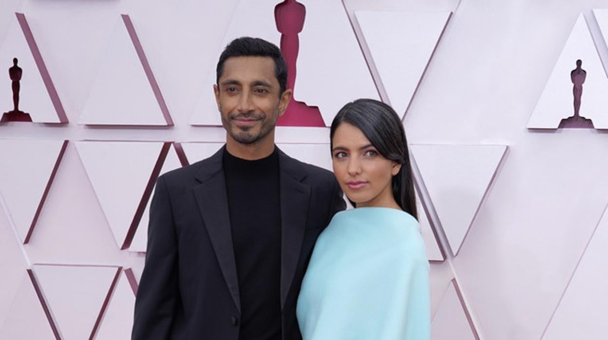 Riz Ahmed posa junto a su mujer en la alfombra roja