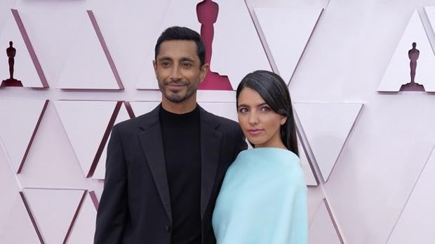 La imagen viral de Riz Ahmed colocando el pelo de su mujer en la alfombra roja