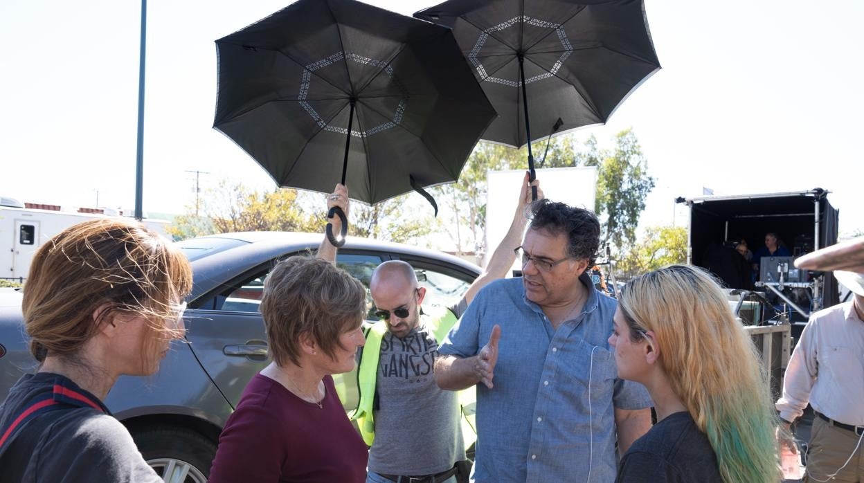 Rodrigo García en el set de '4 días' dando instrucciones a Glenn Close y Mila Kunis