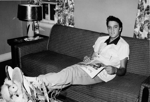 Elvis Presley, en casa de sus padres, siendo todavía un crío