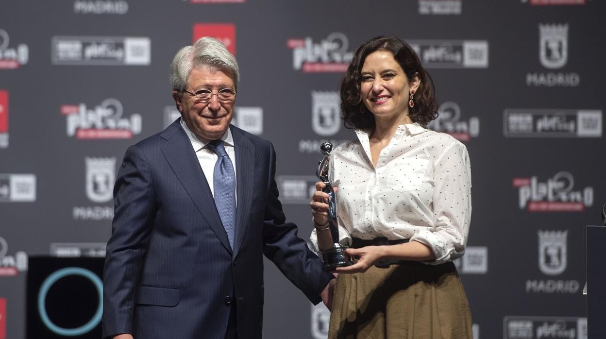Enrique Cerezo, presidente de Egeda, entrega el premio Platino a Isabel Díaz Ayuso, presidenta de la Comunidad de Madrid