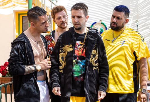 Los Lolos, la banda de flamenco-trap en la que se tiene que infiltrar el novato Sebas (Julián López) en 'Operación Camarón'.