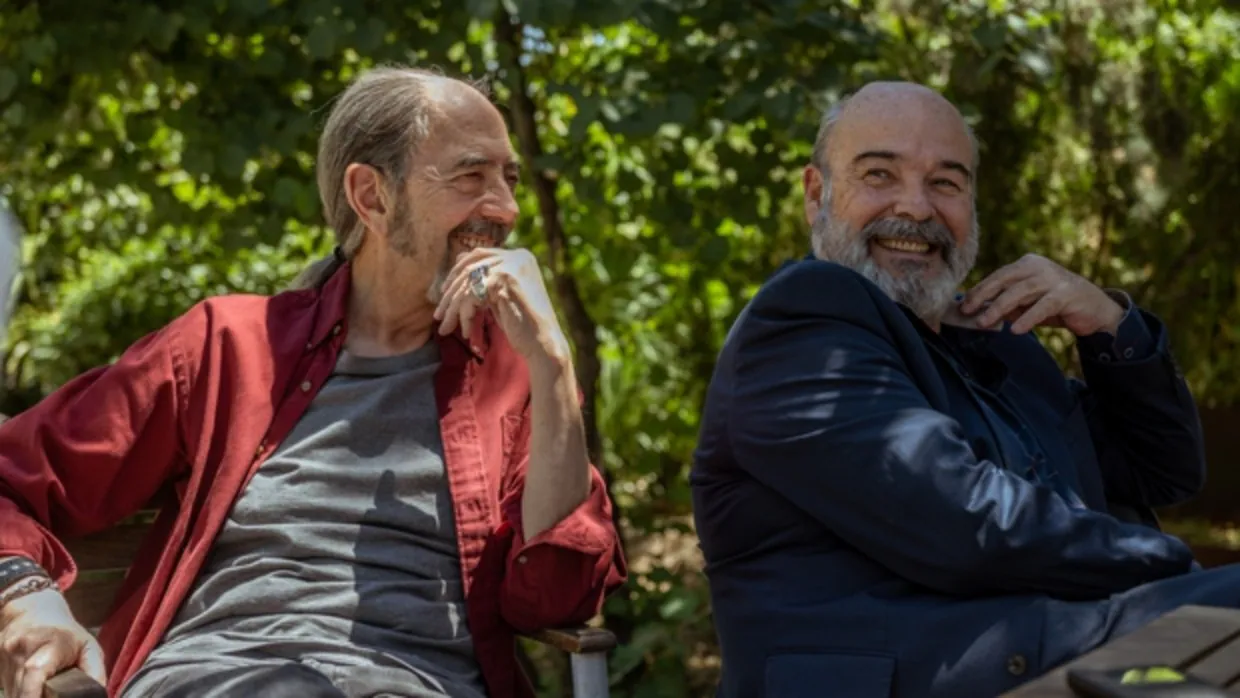 Miguel Rellán y Antonio Resines, en un descanso del rodaje de 'Sentimos las molestias'