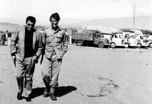 Almeria, 6 de octubre de 1966. John Lennon, vestido de soldado, pues estaba rodando la película de Richard Lester 'Cómo gané la guerra', camina conversando con el periodista Tico Medina