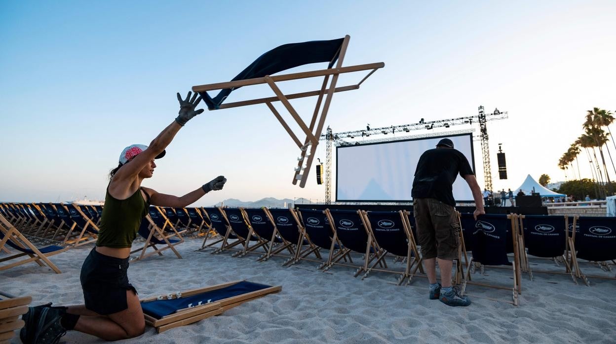 Operarios del festival preparan el tradicional 'Cinema de la plage'