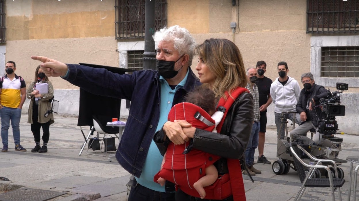 Pedro Almodóvar y Penélope Cruz, en el rodaje de 'Madres paralelas'