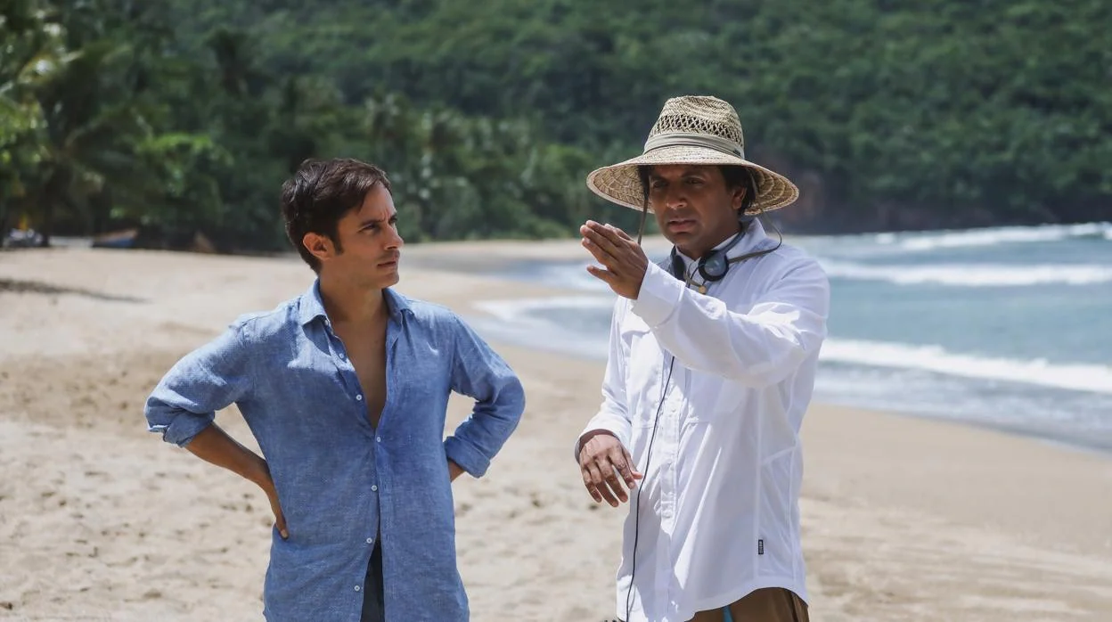 Gael García Bernal (izquierda) y M. Night Shyamalan (derecha), durante el rodaje de 'Tiempo'