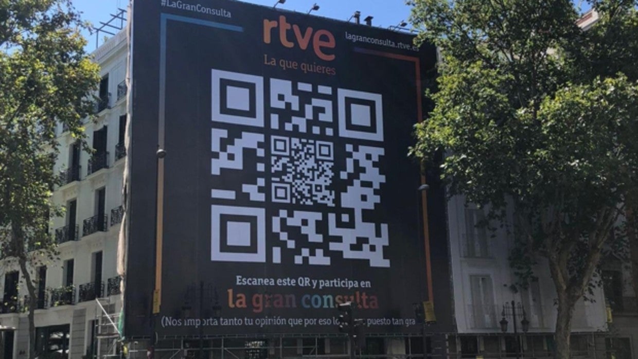 Imagen de la lona de 400 instalada junto a la Puerta de Alcalá, en Madrid