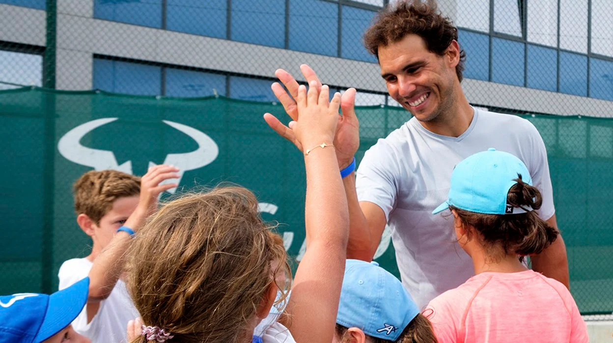 Rafa Nadal, rodeado de niños en su academia de tenis