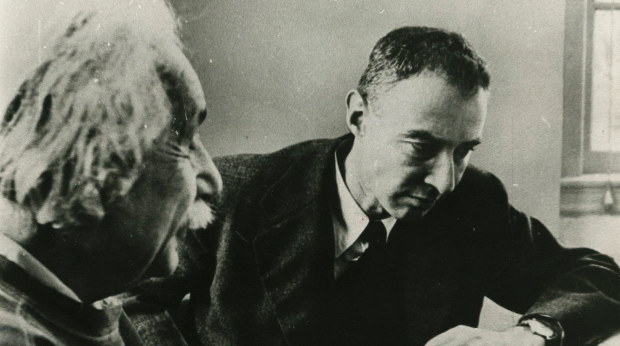 Albert Einstein, con Robert Oppenheimer
