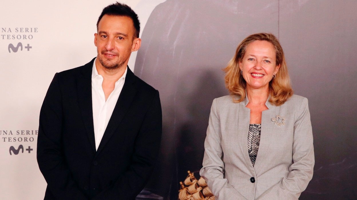 Alejandro Amenábar y Nadia Calviño, vicepresidenta primera del Gobierno a la que señalan los productores independientes, en la presentación de 'La Fortuna'