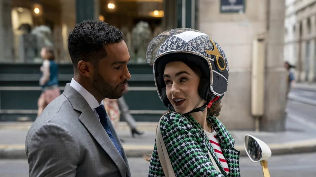 Lucien Laviscount y Lily Collins, en la segunda temporada de 'Emily en París'