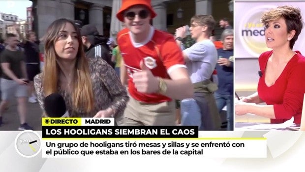 Los hinchas del Mánchester complican la conexión en directo de una reportera de 'Ya es mediodía'