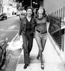 Serge y Jane, con la pequeña Charlotte, en la cestita