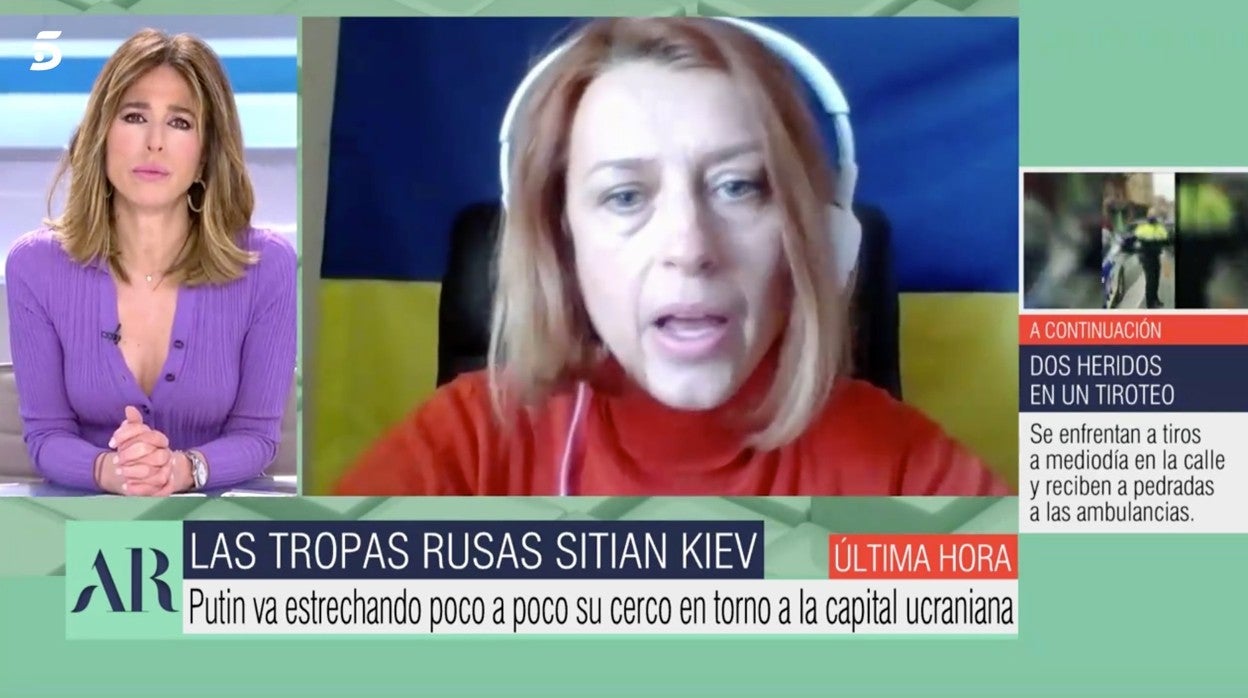 Ana Terradillos, presentadora de 'El programa de AR' habla con la invitada.