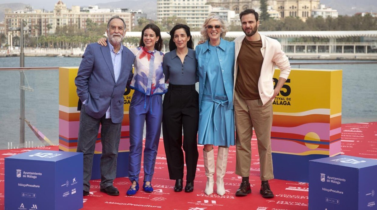 Alauda Ruiz de Azúa (en el centro) y el equipo de 'Cinco lobitos' en el Festival de Málaga