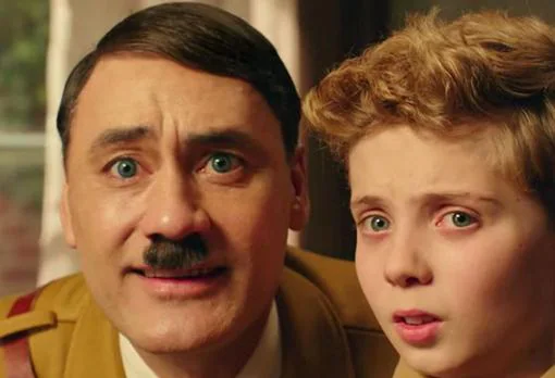 Taika Waititi como Hitler junto con el joven actor Roman Griffin Davis en la película de 2020 'Jojo Rabbit'