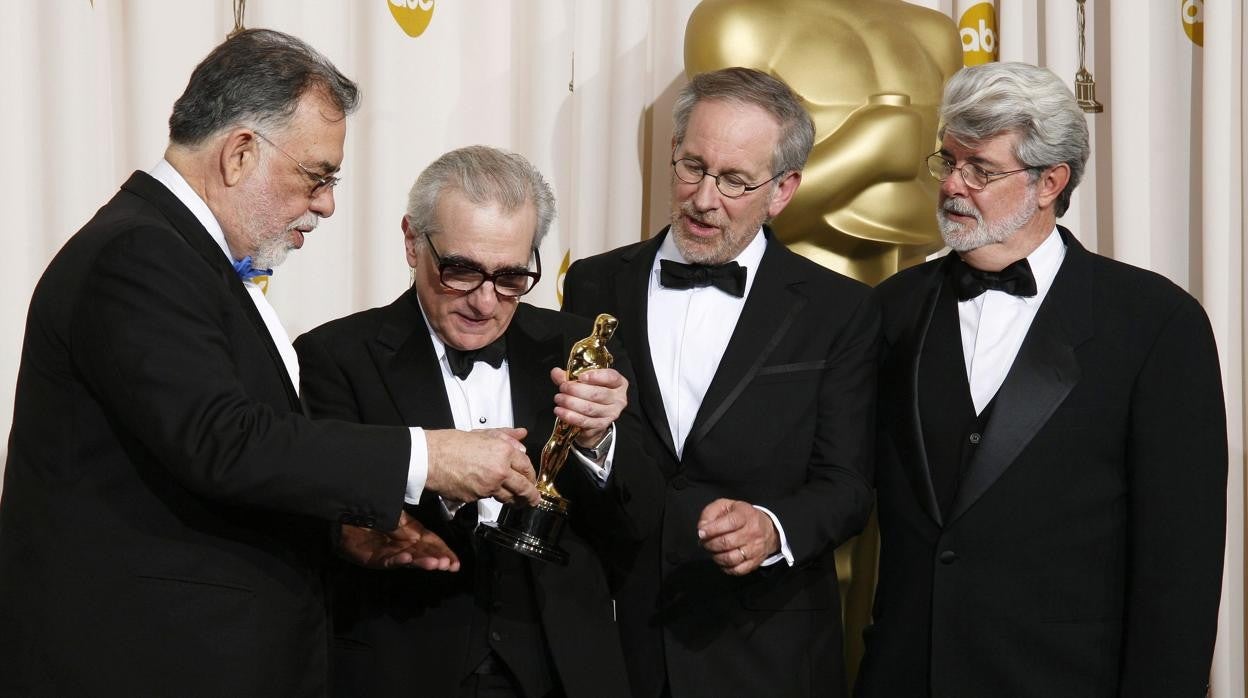 Martin Scorsese sostiene el Oscar que ganó en 2007 por ‘Infiltrados’, acompañado por Coppola, George Lucas y Steven Spielberg