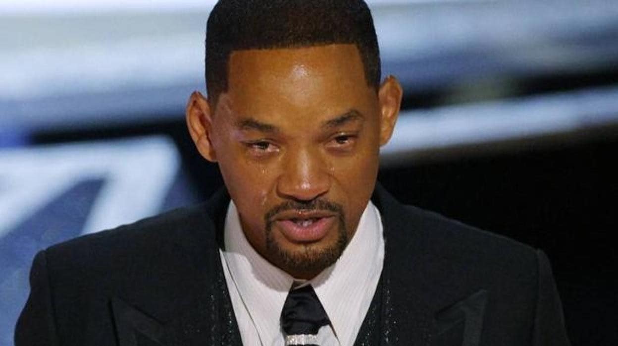 Will Smith llora durante su discurso después de haber pegado un bofetón a Chris Rock
