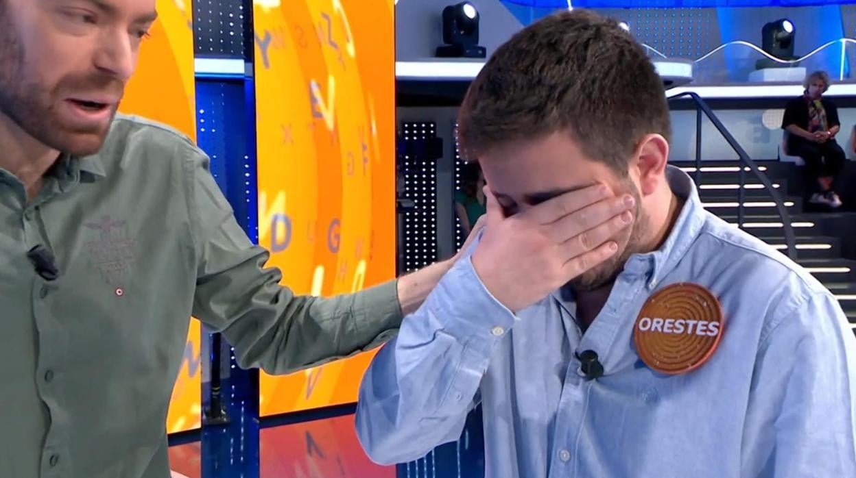 Orestes es consolado por Jaime en 'Pasapalabra'.