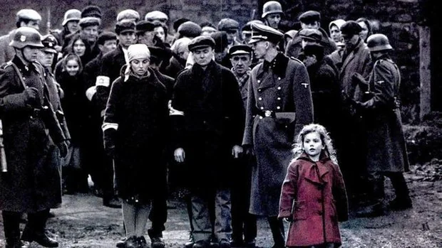 La niña del abrigo rojo de 'La lista de Schindler' ahora ayuda a los refugiados de Ucrania
