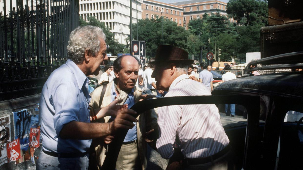 Madrid, septiembre de 1980: Rodaje de la película "Patrimonio nacional" del director Luis García Berlanga (camisa azul) con José Luis López Vázquez y Luis Escobar, que falleció antes de poder rodar la cuarta parte de la saga 'Nacional' y que Berlanga tituló '¡Viva Rusia!'