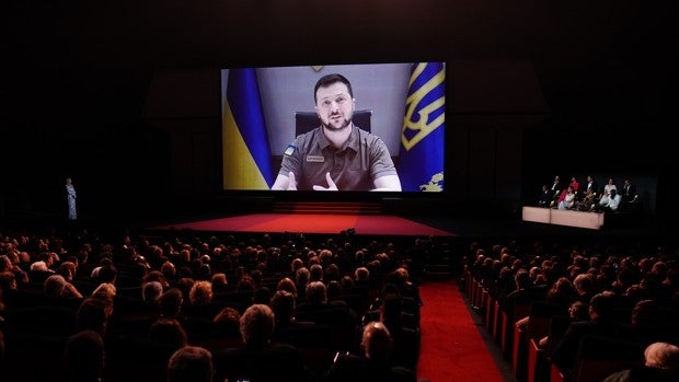 Zelenski interviene por sorpresa en la inauguración del festival de Cannes