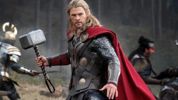 El martillo de Thor y una prótesis de su pene: los 'trofeos' que adornan la casa de Chris Hemsworth