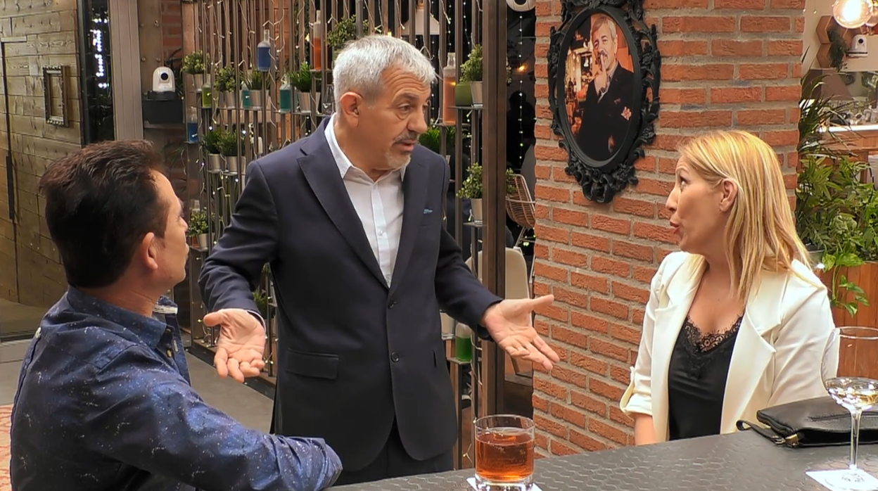 Carlos Sobera saluda a Esther en 'First Dates'.