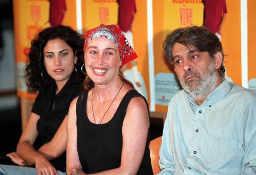 En el año 2000, Chete Lera protagonizó la obra de teatro 'La tentación vive arriba' junto a una jovencísima Toni Acosta (izq.) y Verónica Forqué (centro)