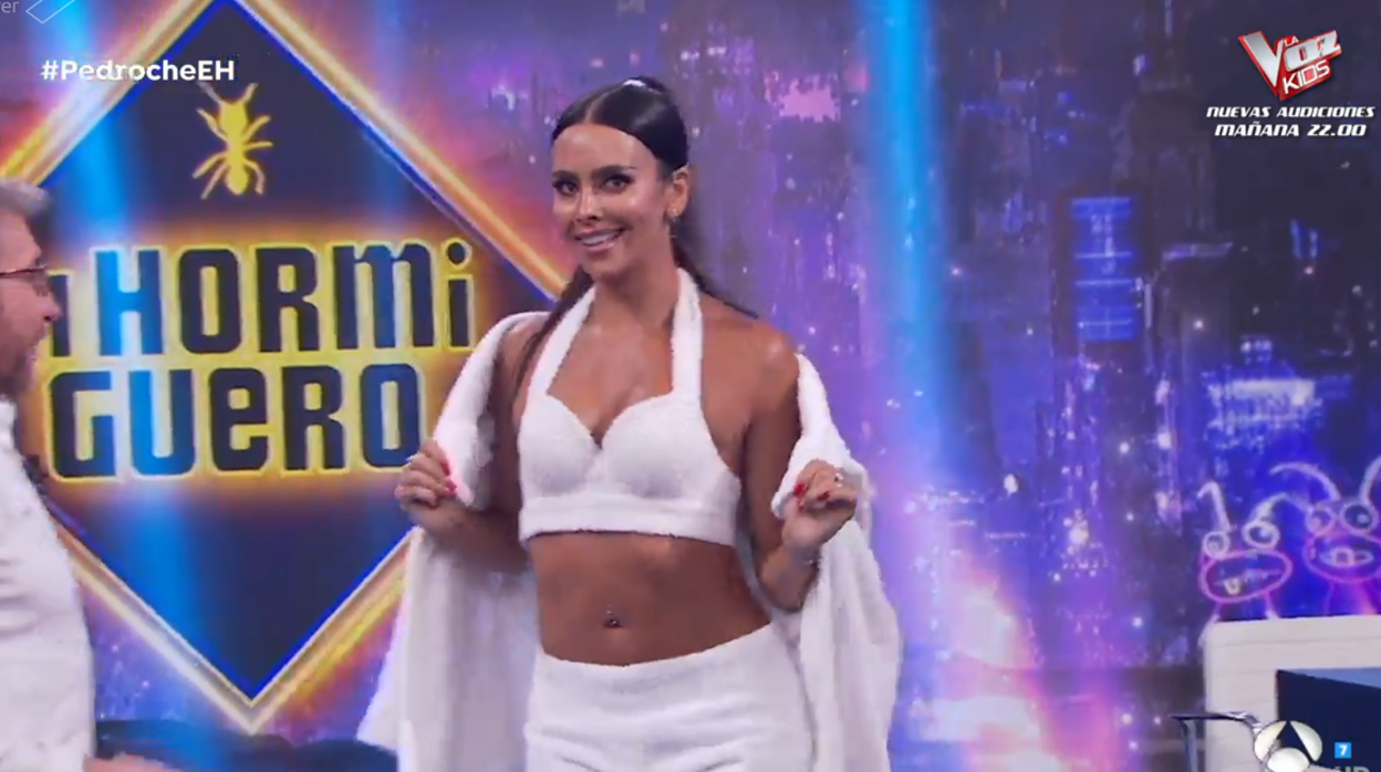 El baile de Cristina Pedroche al entrar en 'El Hormiguero'