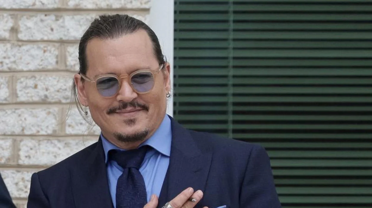Johnny Depp sonríe a sus seguidores en el último día de juicio