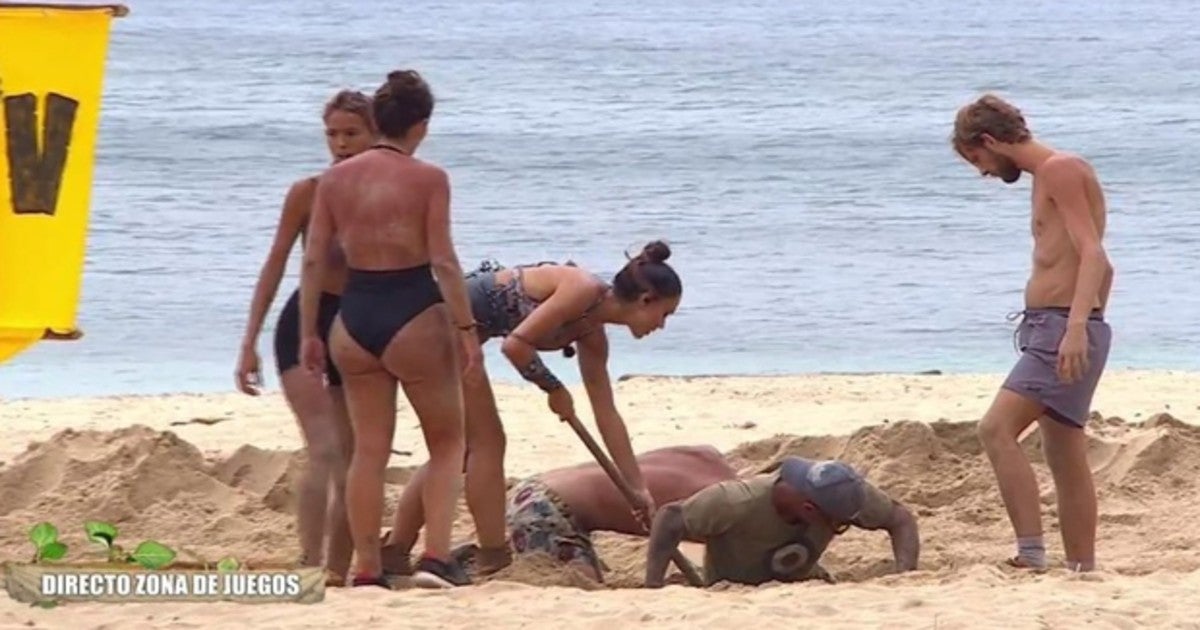 Los concursantes y Lara Álvarez auxiliando a Kiko Matamoros