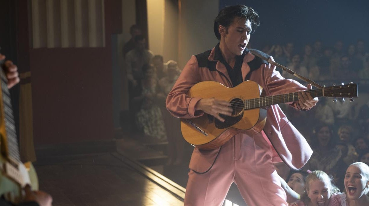 Aston Butler da vida a Elvis Presley