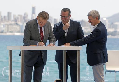 El presidene de la Comunidad Valenciana, Ximo Puig (i), el alcalde de Benidorm, Toni Pérez (c), y el presidente de RTVE, José Manuel Pérez Tornero, firman la renovación del acuerdo para la celebración de la nueva edición del Benidorm Fest