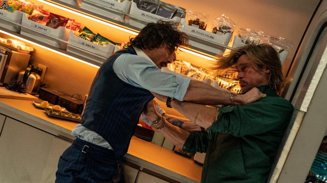 Brad Pitt y Aaron Taylor-Johnson en una escena de 'Bullet Train'