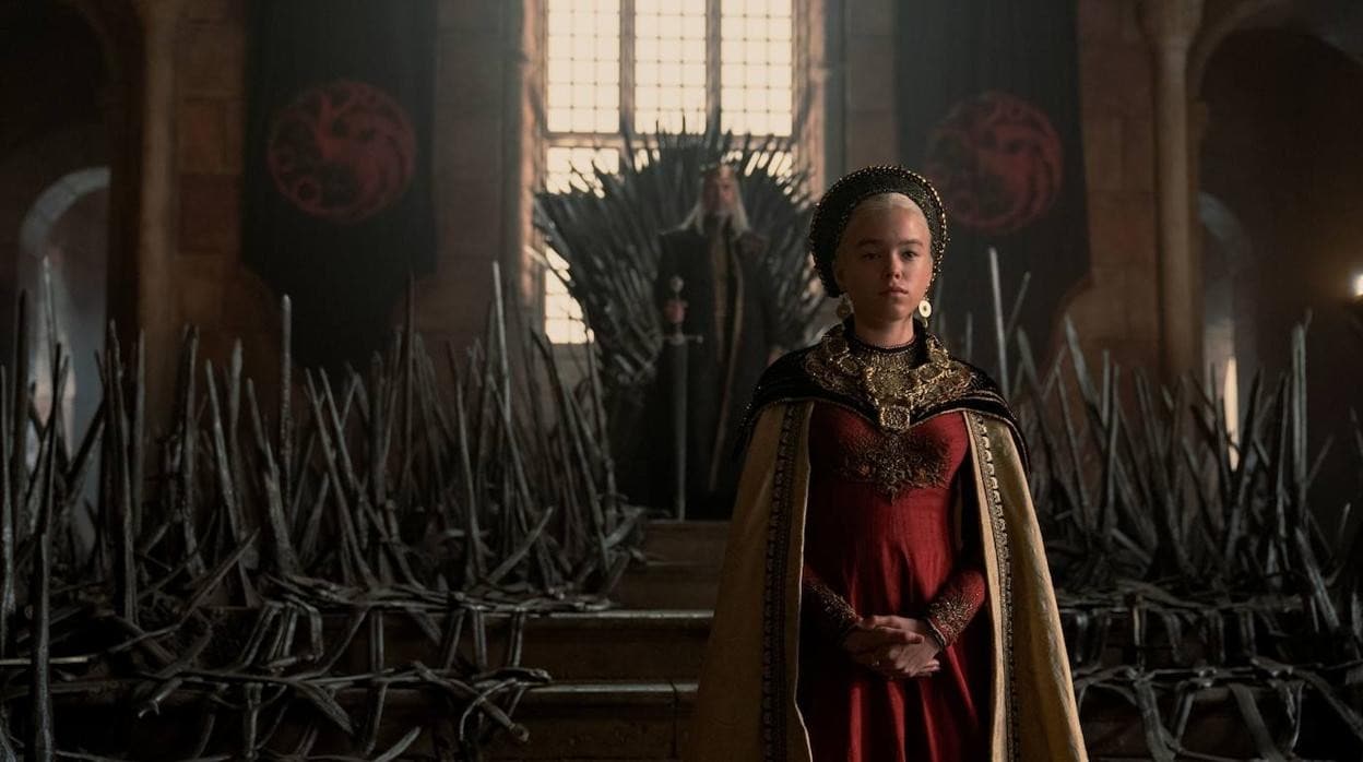 Rhaenyra Targaryen, con su padre al fondo en el primer episodio de ‘La casa del dragón’