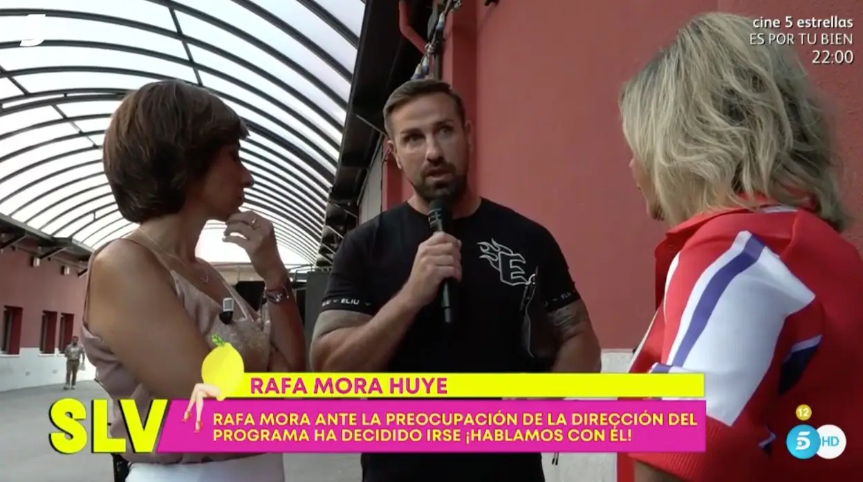 Rafa Mora, colaborador de 'Sálvame', charla con Adela González y Terelu Campos.