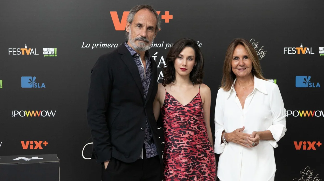 Francesc Garrido y Ximena Romo, dos de los protagonistas de 'Los artistas', con su creadora, María Dueñas