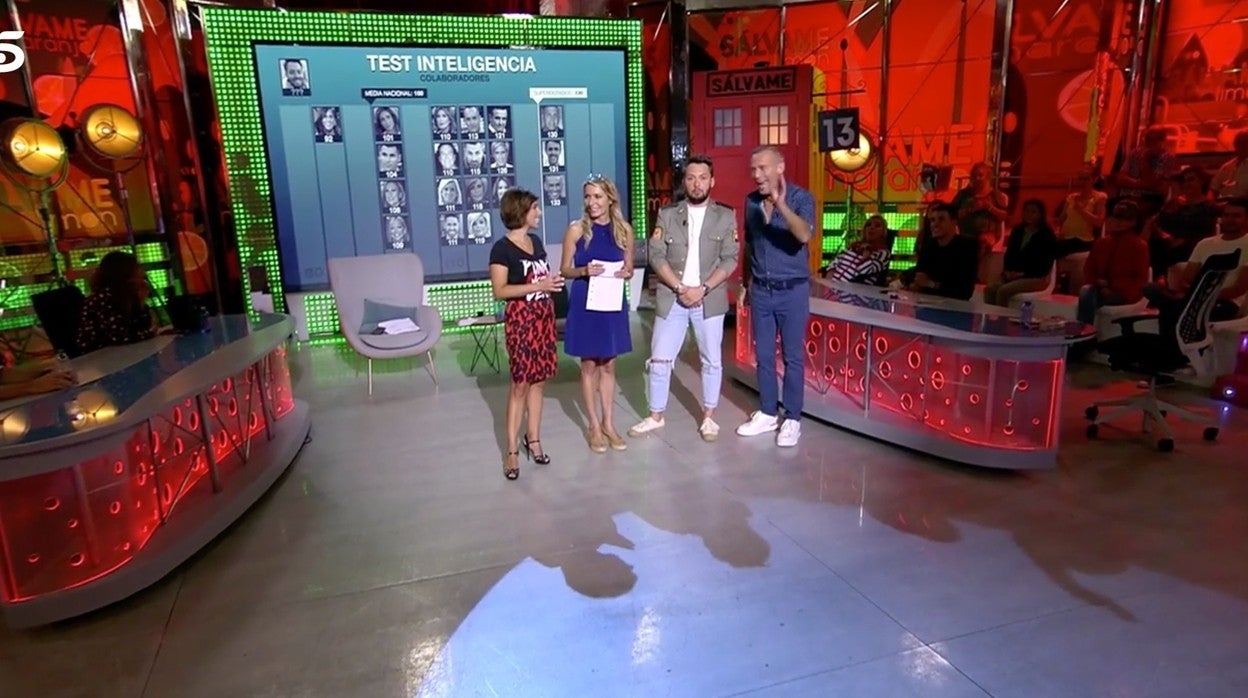 José Antonio Avilés, colaborador de 'Sálvame', junto con los presentadores.