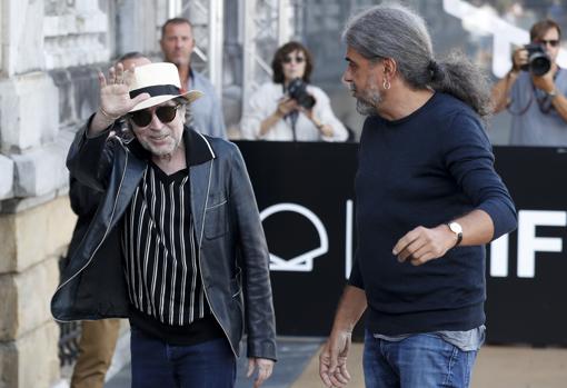 Joaquín Sabina y Fernando León de Aranoa, el viernes nada más llegar a San Sebastián